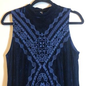 Sleeveless printed dress with velvet-like feel with pockets!